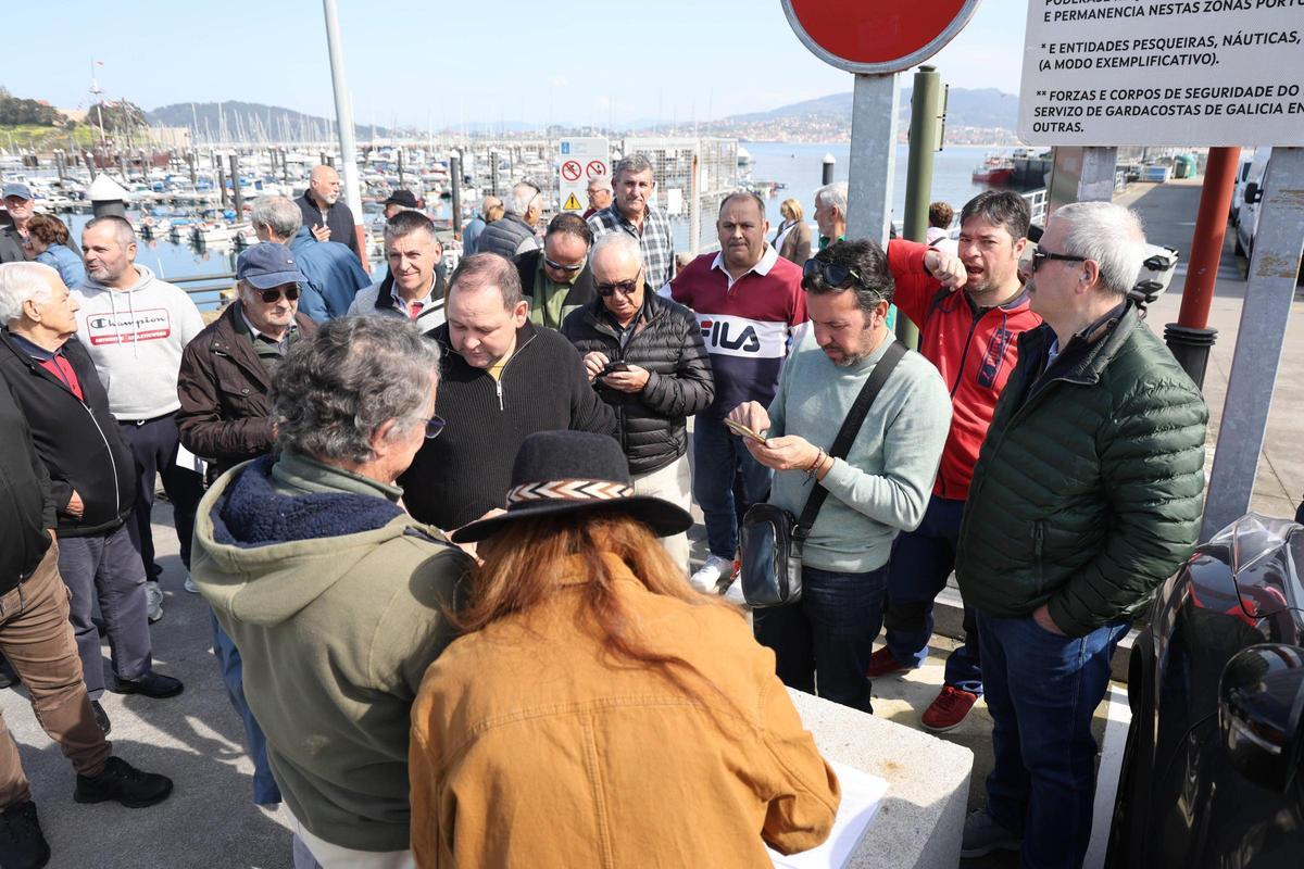 Un momento de la recogida de firmas junto al pantalán de séptima lista de Baiona.