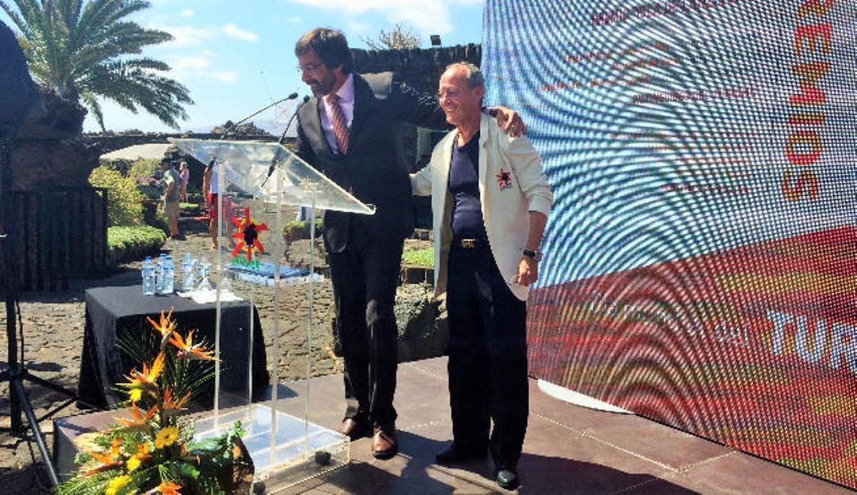 Pedro San Ginés y Toni Orosa (d) en 2016, en una gala de Turismo de Lanzarote