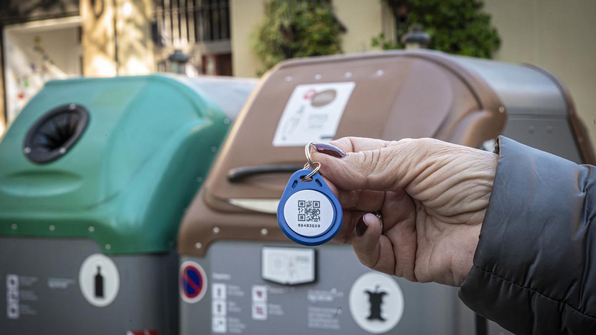 El llavero con el que los vecinos podrán abrir el contenedor