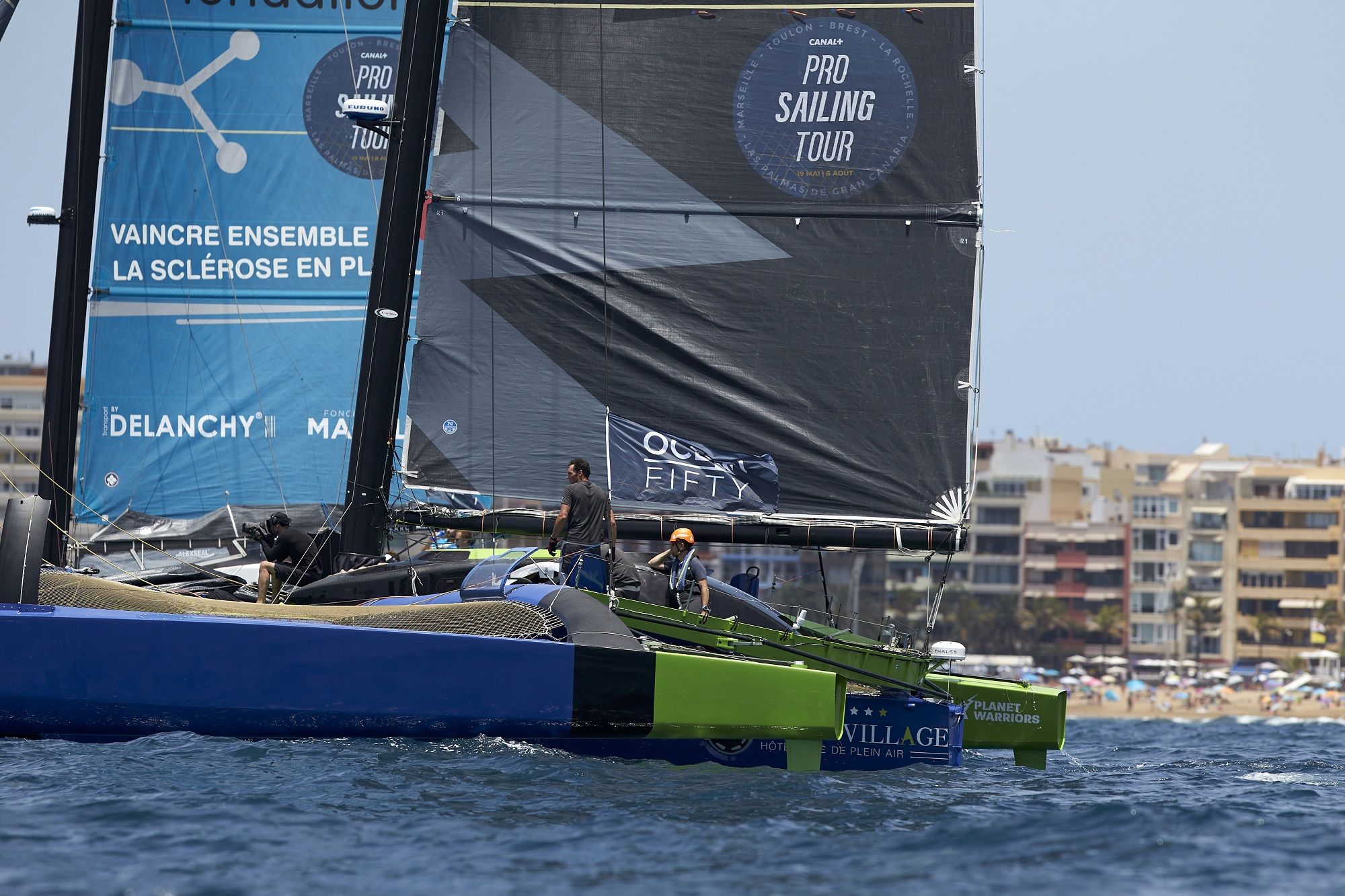 Regata en la playa de Las Canteras con los 7 trimaranes Fifty Ocean.