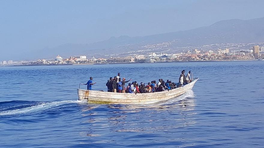 Trasladan a Arrecife a medio centenar de migrantes tras los 902 llegados el fin de semana