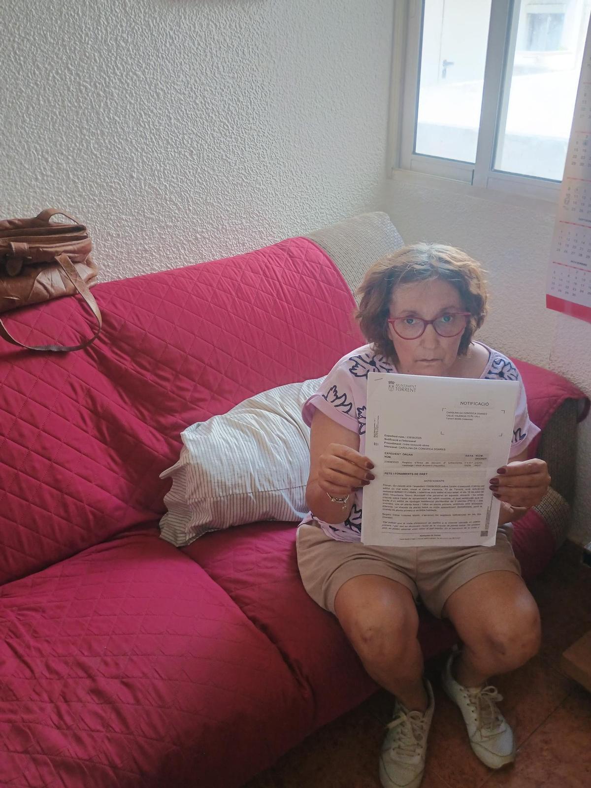 Carolina, de 62 años, tiene que abandonar su casa de alquiler en Torrent.