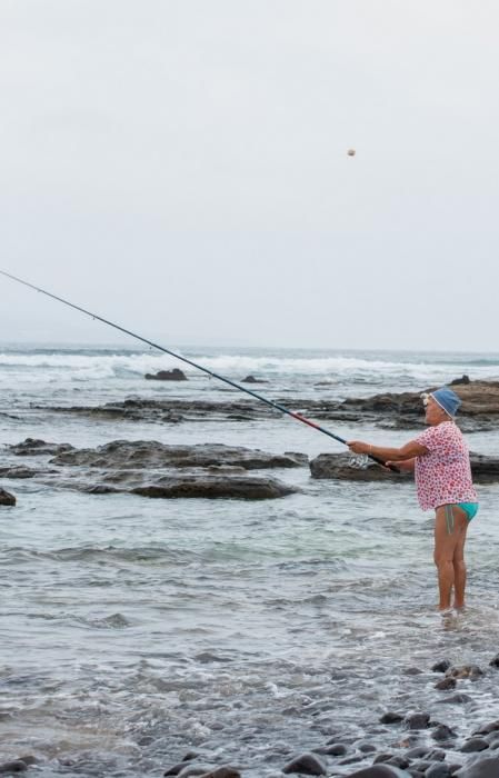 Dia de lunes festivo en la Playa del Confital