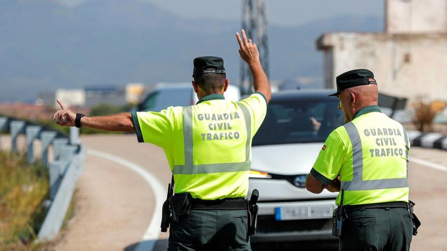 Imagen de archivo de unos guardias civiles realizando un control.