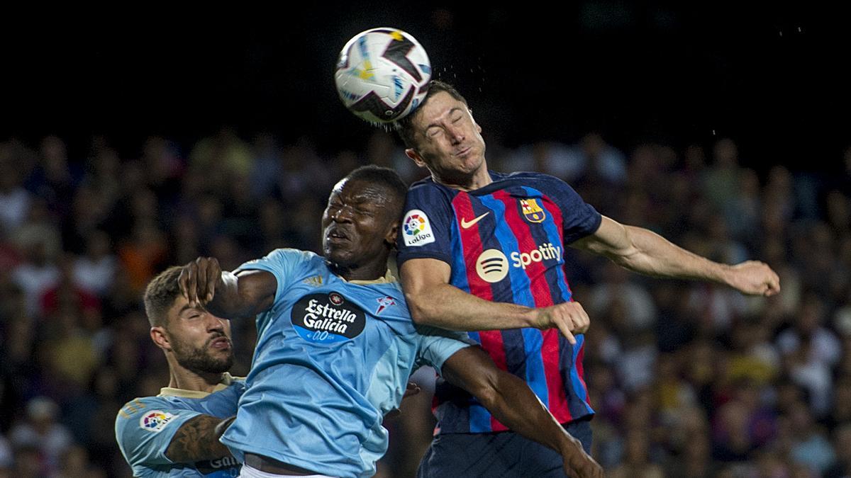 Lewandowski se anticipa a Aidoo para cabecear en el Barça-Celta del Camp Nou.