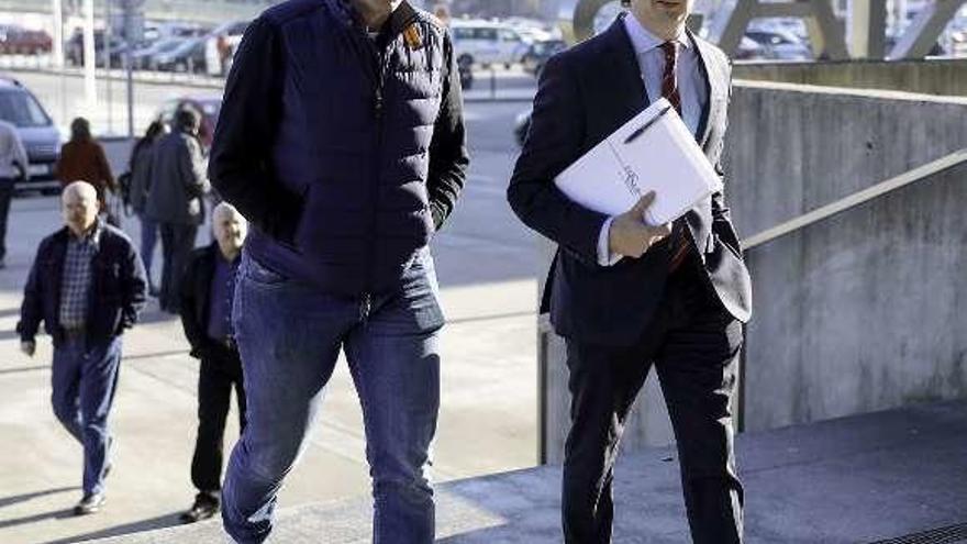 Por la izquierda, Marco Canal y Pablo Díez, ayer, en el momento de acceder al Palacio de Justicia de Gijón.