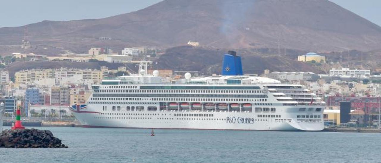 El ‘Aurora’ de P&amp;O Cruises, atracado en el muelle Santa Catalina durante el verano de 2019. | | ANDRÉS CRUZ