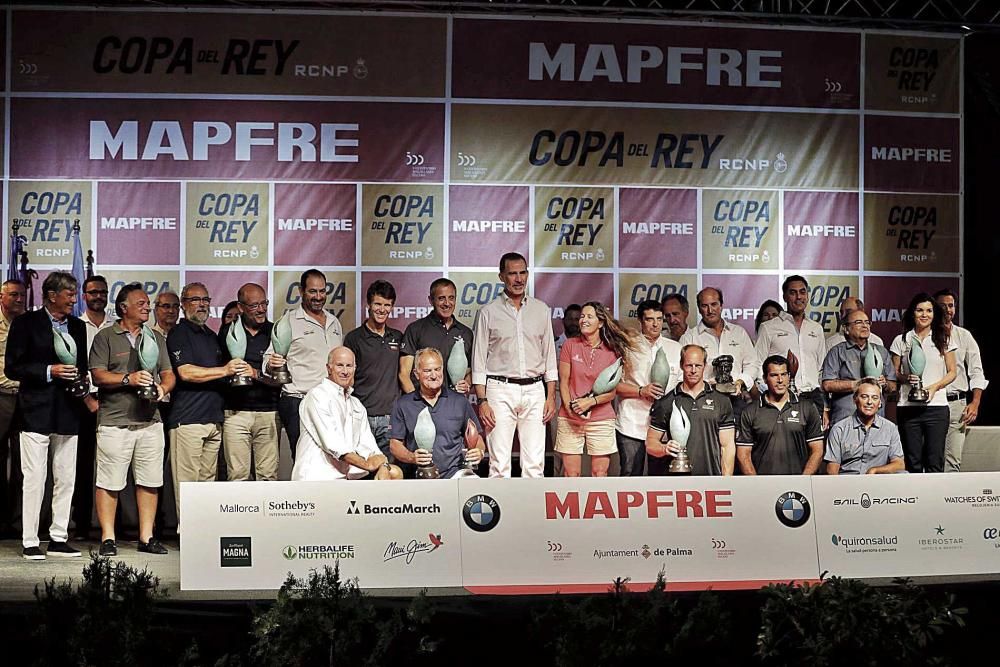 Felipe VI corona a los campeones de la Copa del Rey Mapfre