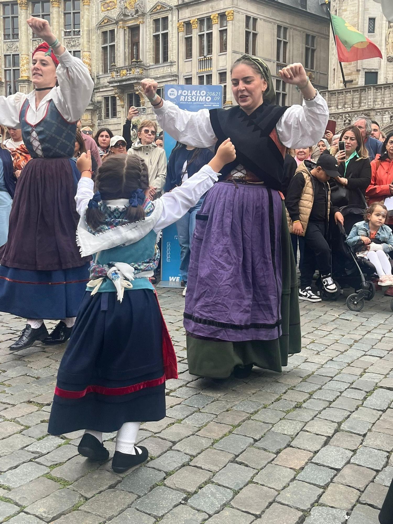El "Maneken Pis" escancia mea sidra vestido de asturiano