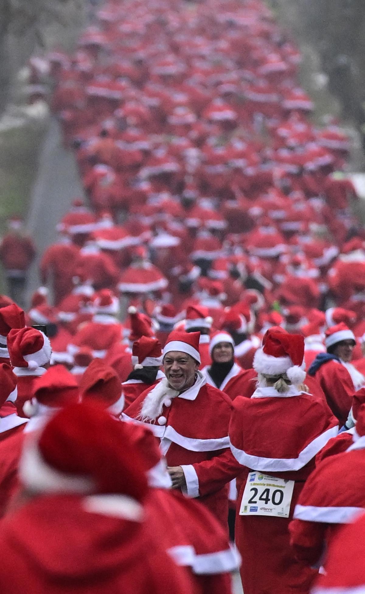 Carrera multitudinaria de papas Noel en Michendorf (Alemania)