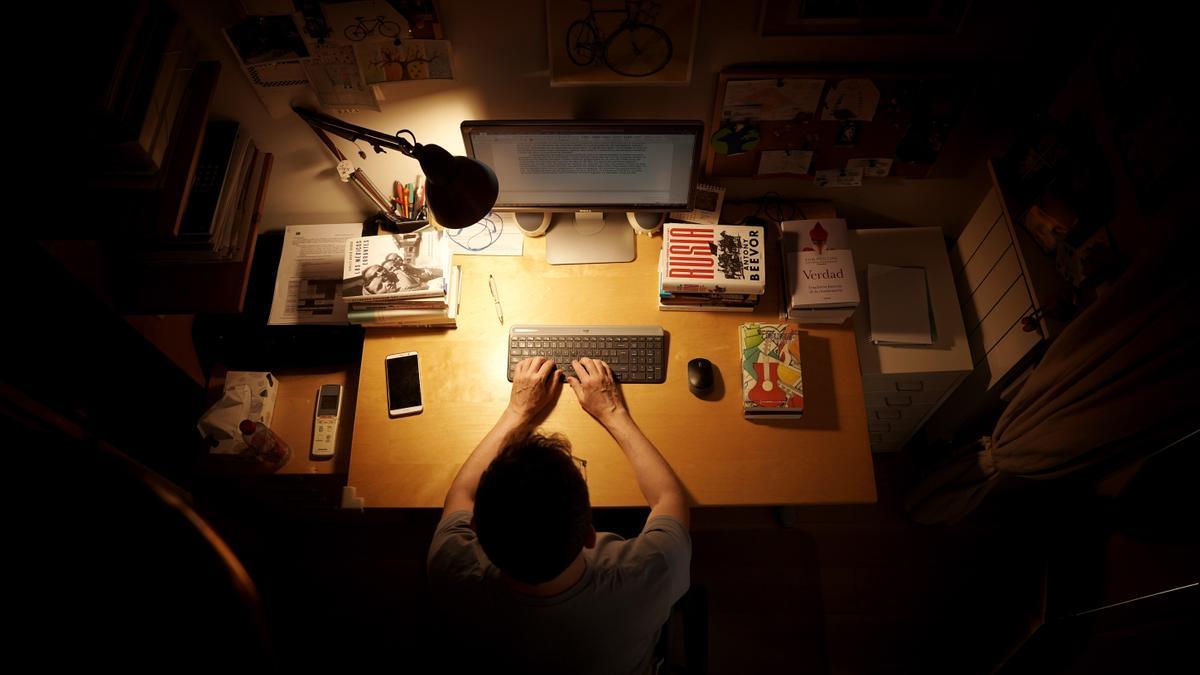 Un escritor en una habitación de su casa.