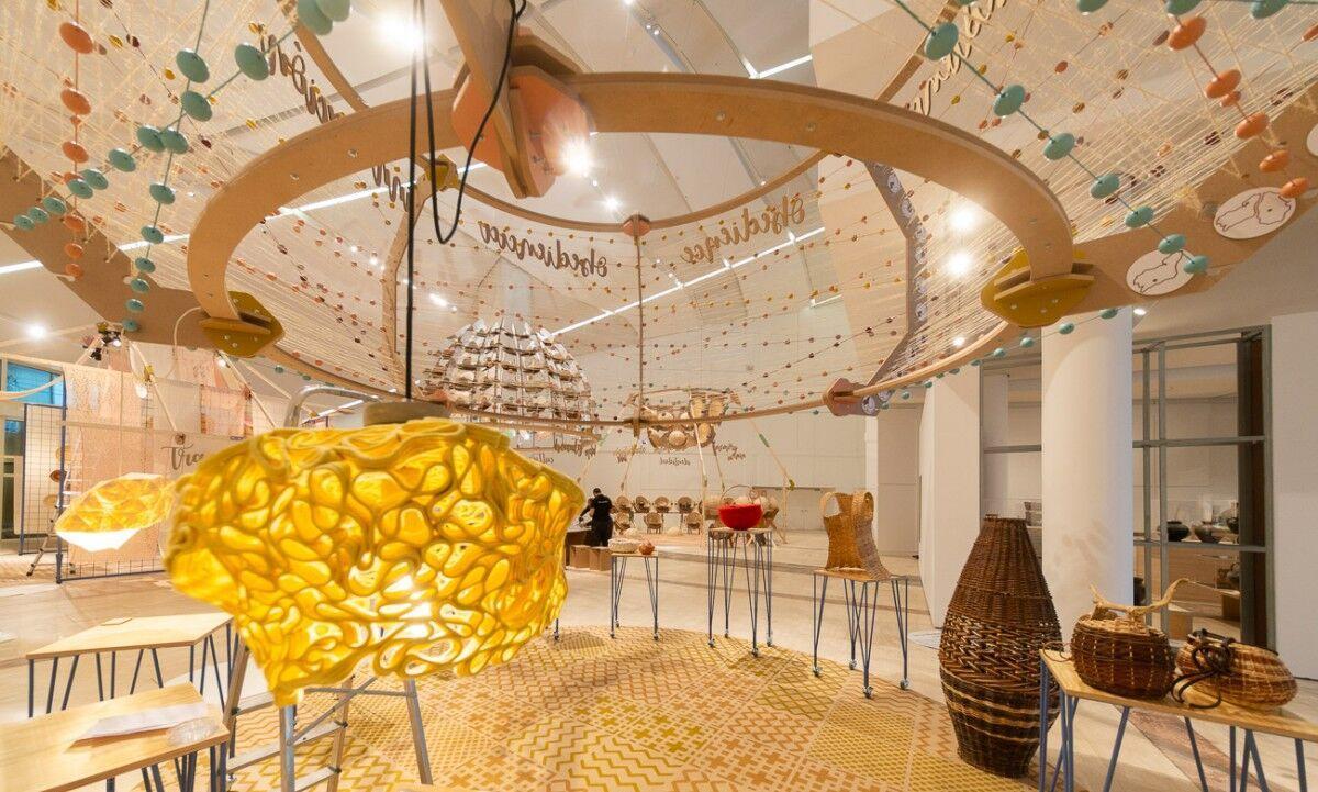 Una de las lámparas diseñadas por Sonia De Gerónimo, en la exposición 'Pensar coas mans' de la Cidade da Cultura.