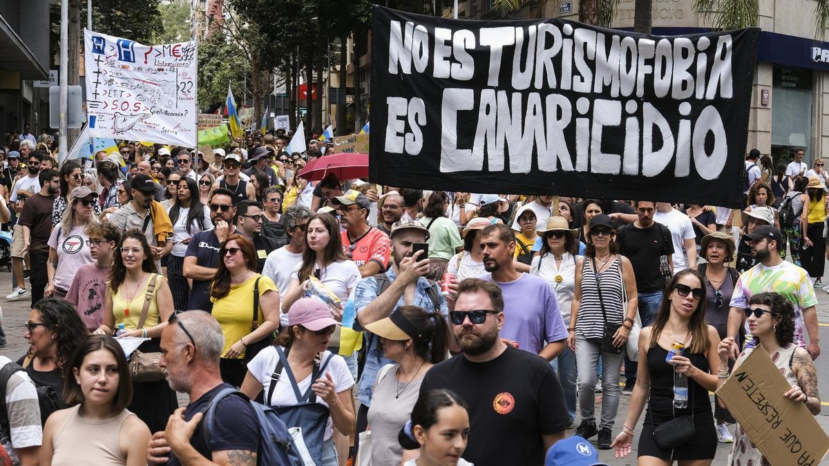 Manifestación contra el modelo de turismo masivo en Santa Cruz de Tenerife