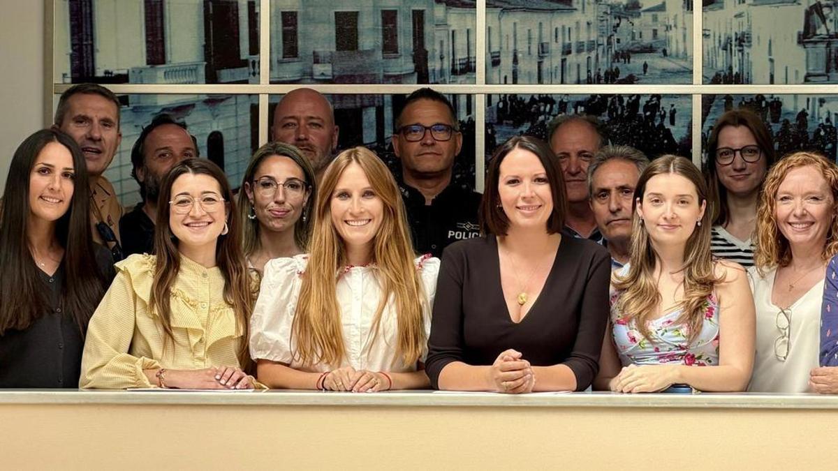 Amparo Orts rodeada del perosnal del ayuntamiento.