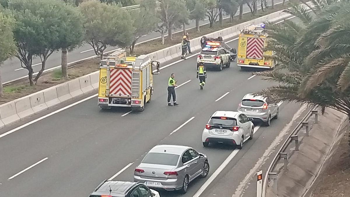 Vuelco de un coche en la GC-1 activa a bomberos y Guardia Civil