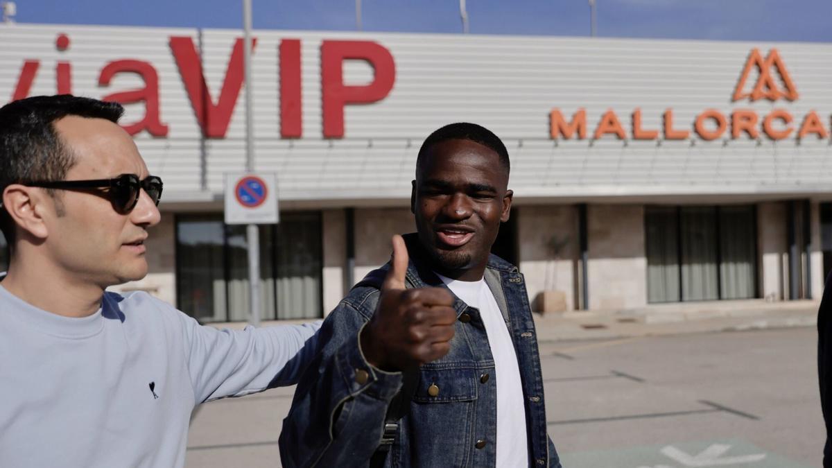Zito Luvumbo ya está en Palma. Lo acompaña Sergio Marty, que trabaja en la gestión deportiva del Mallorca.