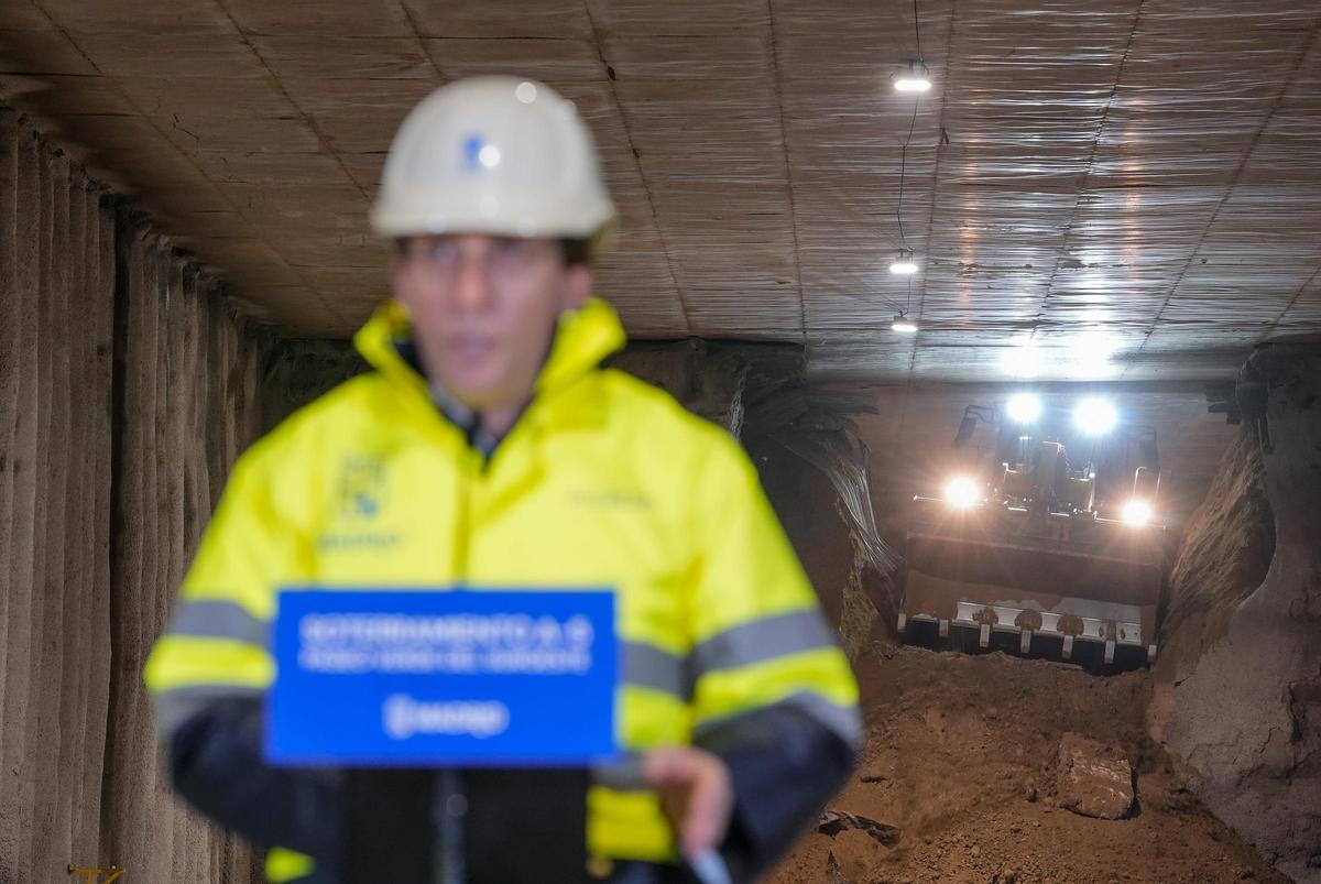 El alcalde de Madrid, José Luis MArtínez-Almeida, durante su visita de este lunes a los trabajos de la A-5.