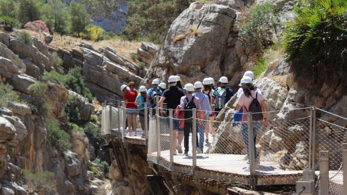 Turistas en el recorrido del Caminito del Rey. | L. O.