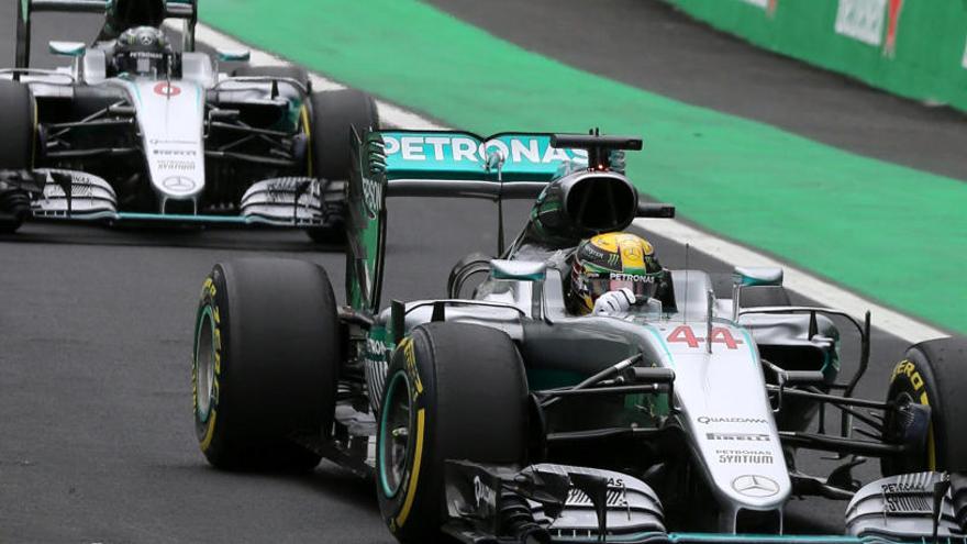 Hamilton, delante de Rosberg, en Interlagos.