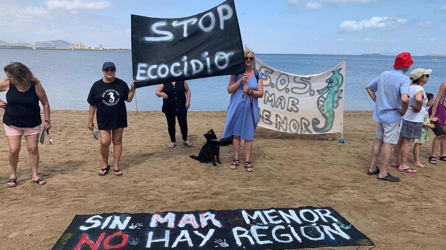 Vecinos en el &#039;Abrazo al agua&#039; en defensa del Mar Menor