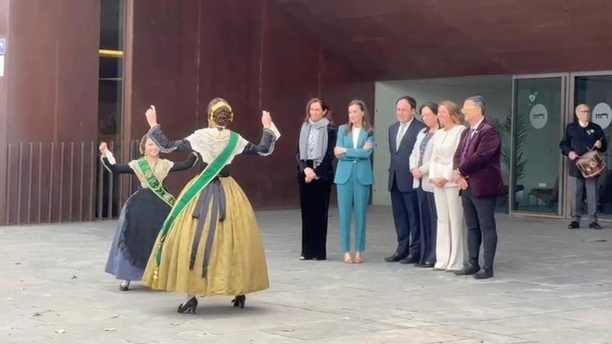La reina Letizia llega a Castellón: Las reinas de la Magdalena la reciben al son del 'Bolero de Castelló'