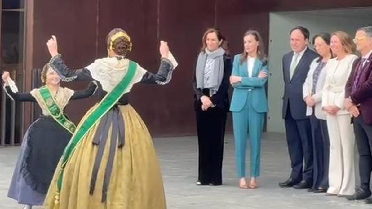 La reina Letizia llega a Castellón: Las reinas de la Magdalena la reciben al son del 'Bolero de Castelló'