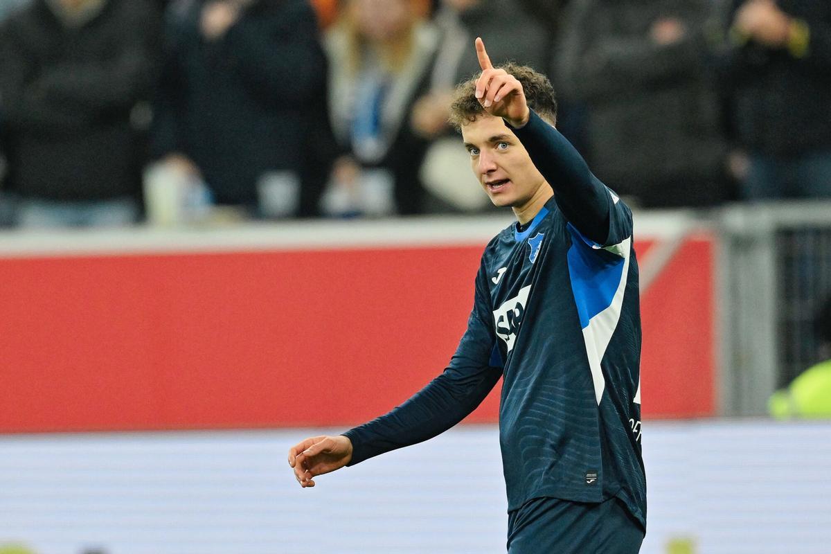 Fisnik Asllani celebra su gol al Hamburgo