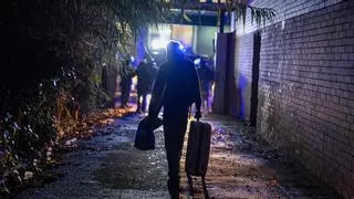 Directo | En marcha el desalojo del instituto B9 de Badalona, donde malviven cientos de migrantes