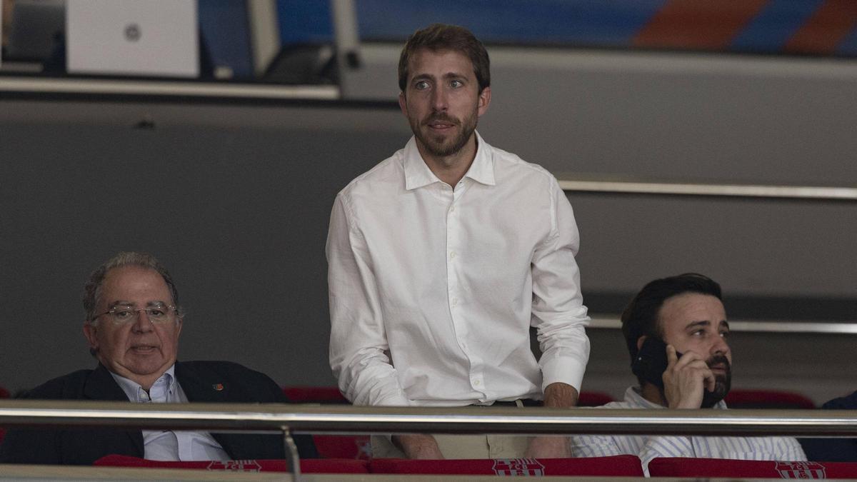 Lucas Gómez, nuevo doctor del primer equipo del FC Barcelona, en el palco del Palau.