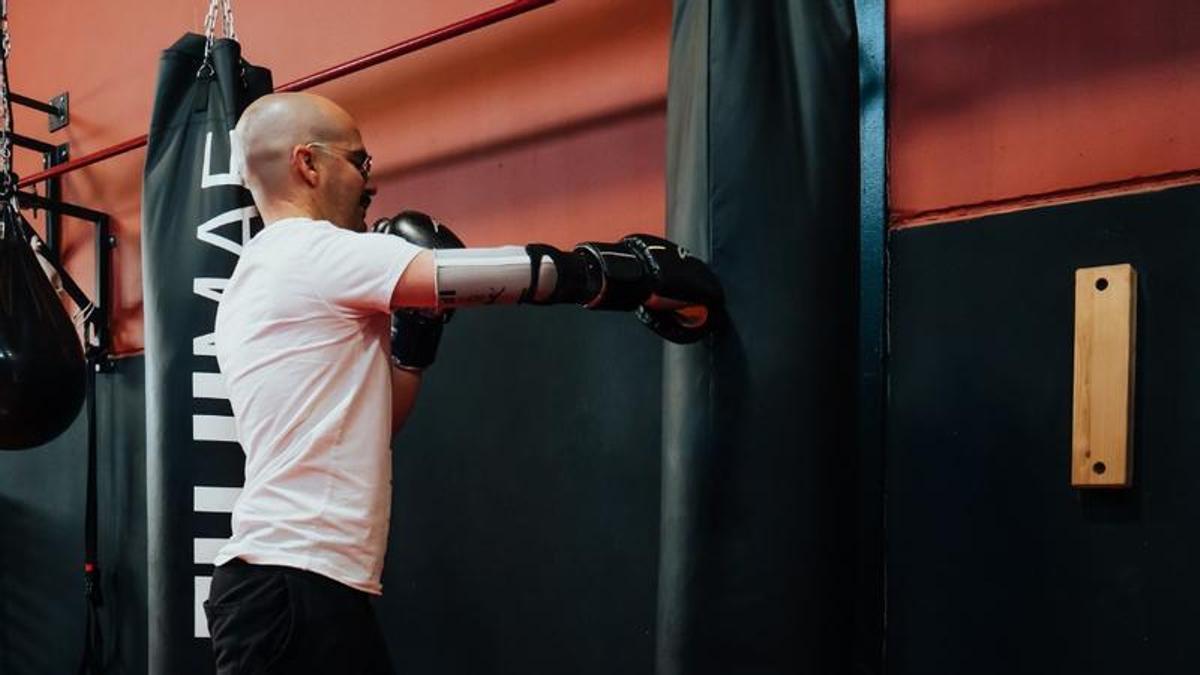 Una de las pruebas que se realizan de las prótesis deportivas en las que se acopla una pieza de boxeo para deportistas de élite.