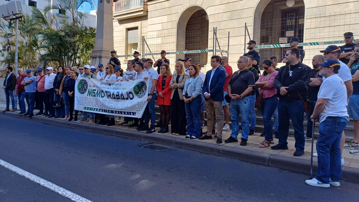 Concentración en apoyo de guardias civiles y policías nacionales