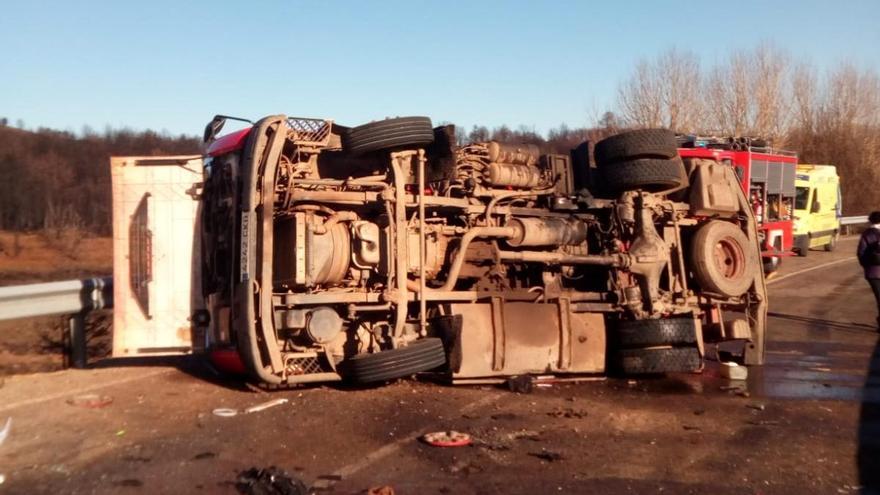 Imagen del camión volcado en la carretera.