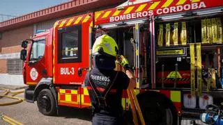 Un hombre estrella su coche contra una casa en la barriada de La Golondrina
