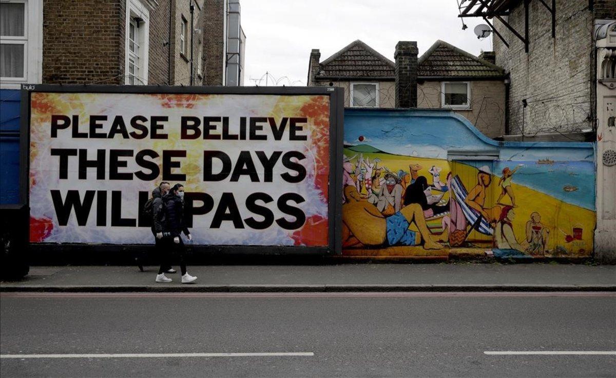 Un mural con un mensaje optimista (’Por favor, confía en que estos días pasarán’), en una calle al este de Londres.