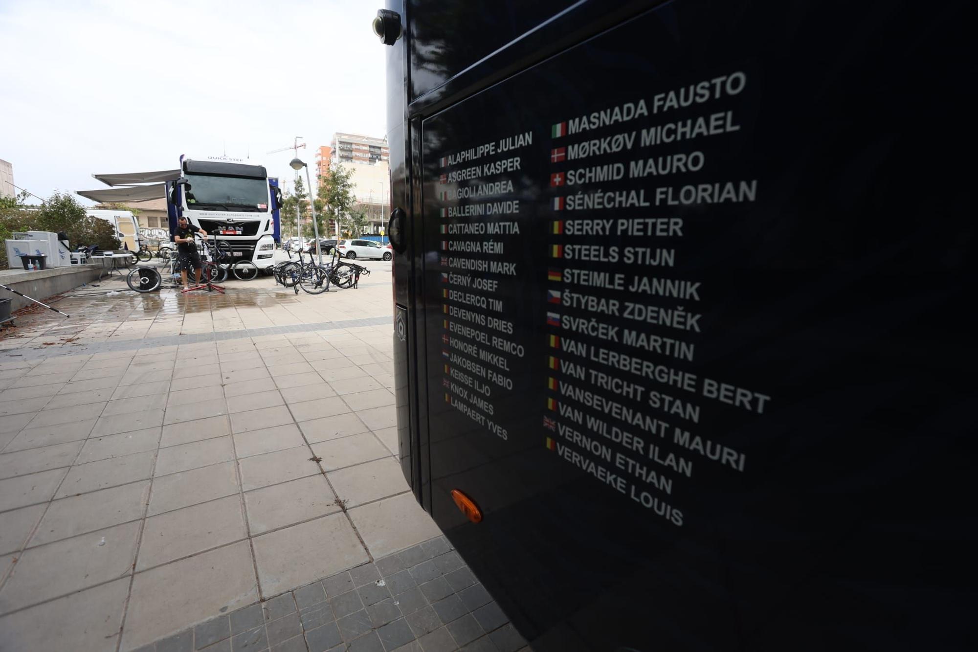 Los corredores y equipos de la Vuelta ya se dejan ver por las calles de Alicante