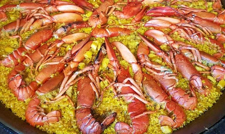 Paella valenciana con arroz de tipo senia con bogavante que propone Casa Clemencia.