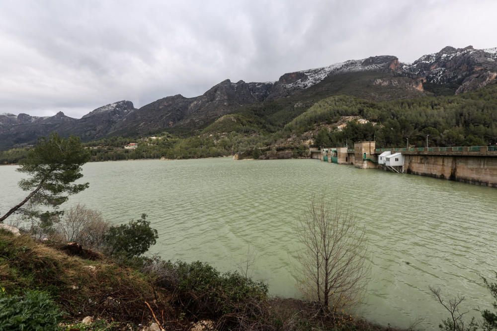 desembalse de agua en el pantano de Guadalest