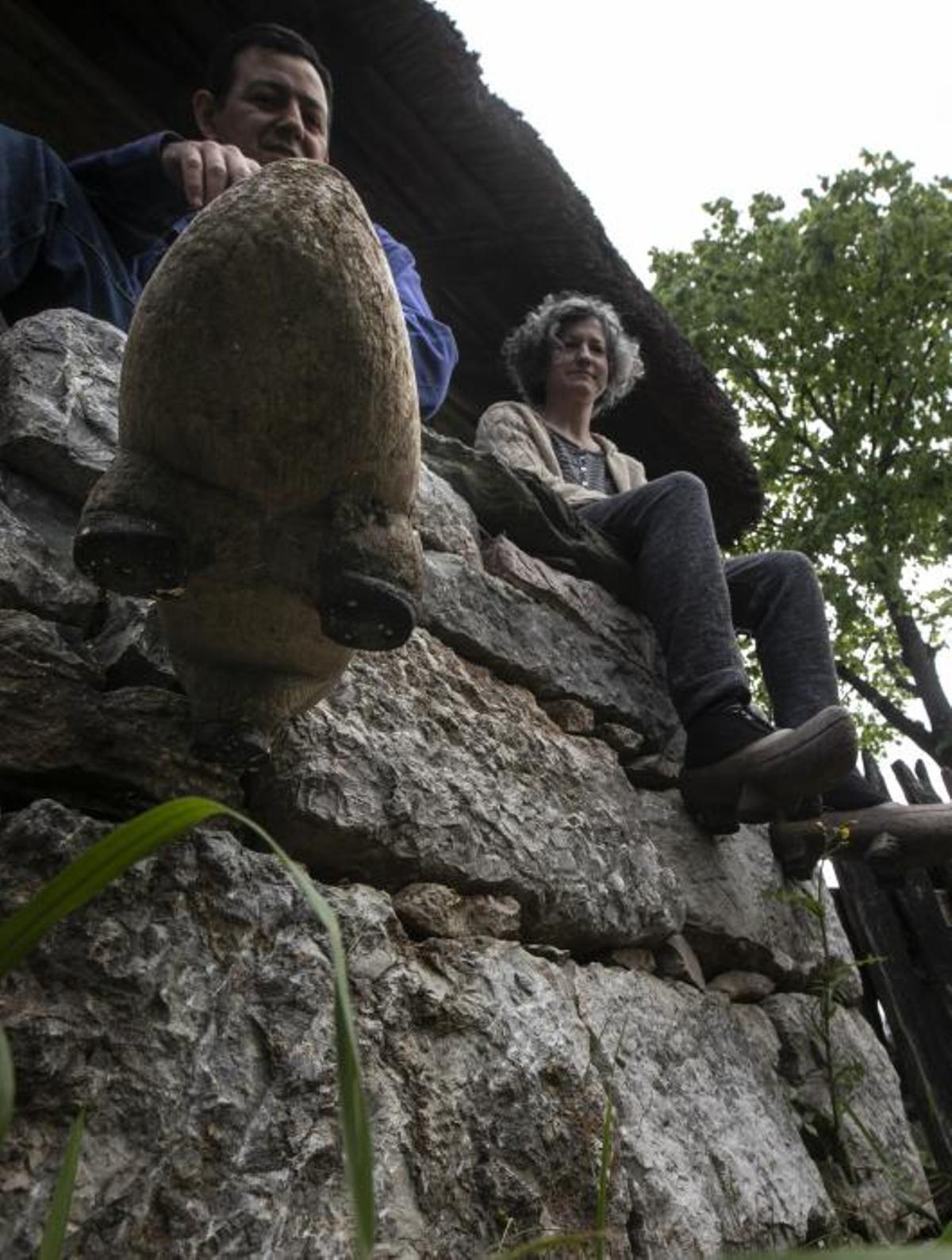 Xandru González y Paz González, con madreñas