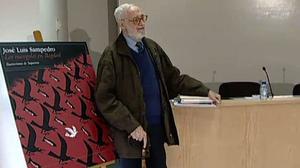 Economista, acadèmic de la RAE, Premio Nacional de las Letras i, sobretot, indignat