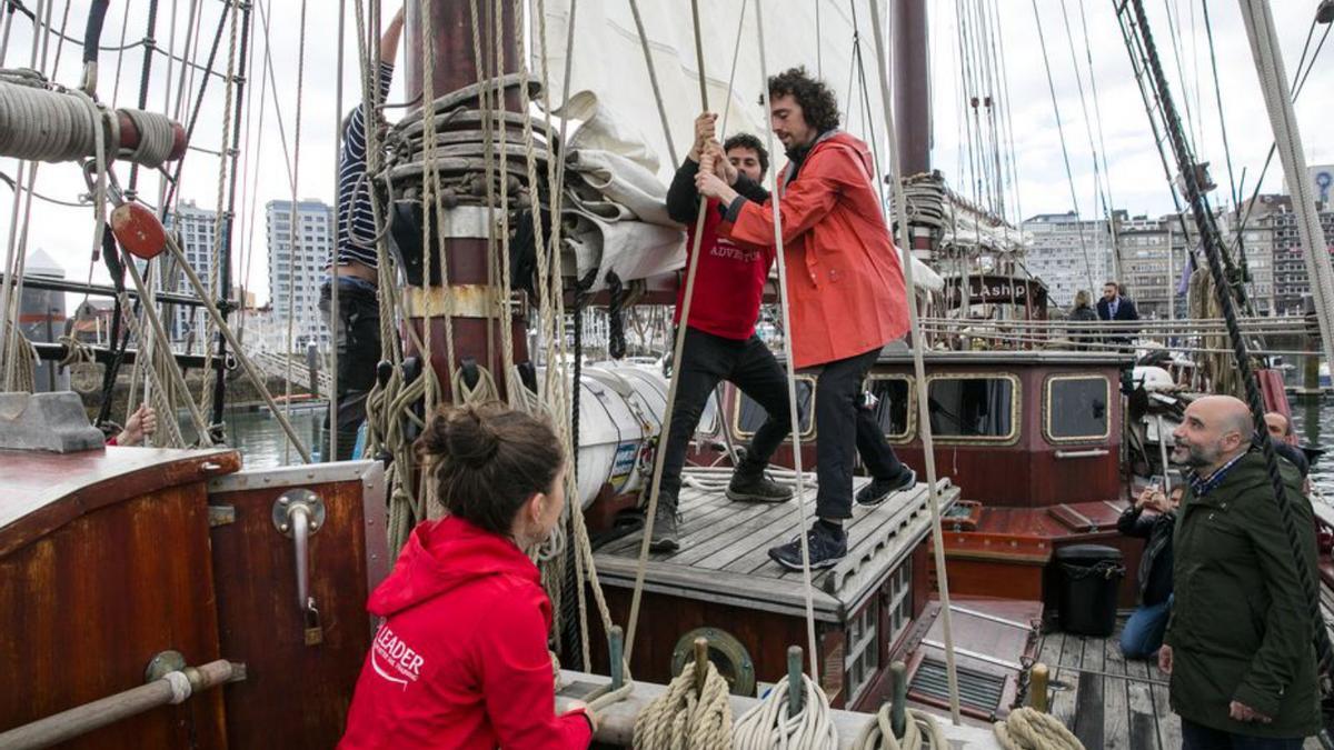 En las imágenes, tripulantes del  «Atyla», el pasado mes de abril,  en el puerto de Gijón. | Marcos León 