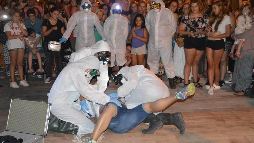 El espectáculo representado anteanoche en el paseo marítimo de Cala Rajada dejó imágenes de &#039;impacto&#039;.