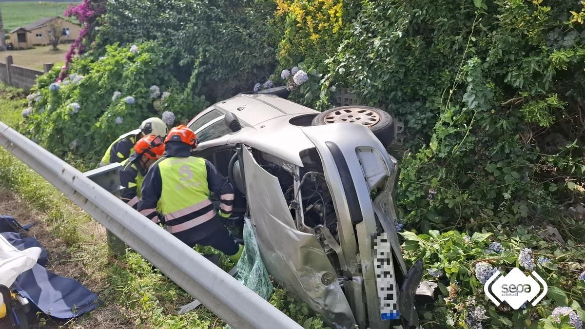Trágico accidente de tráfico en Navia: muere una mujer de 54 años, tras salirse con su coche de la vía, chocar contra el quitamiedos y volcar en la cuneta