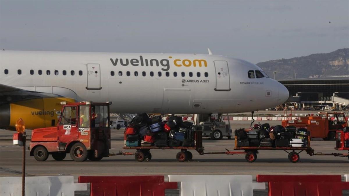 Un avión de la compañía Vueling en el aeropuerto de El Prat de Barcelona