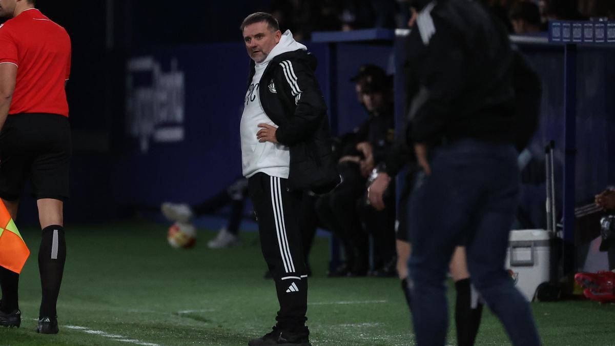 Julio Cobos sigue el partido desde la banda durante un partido del Cacereño.