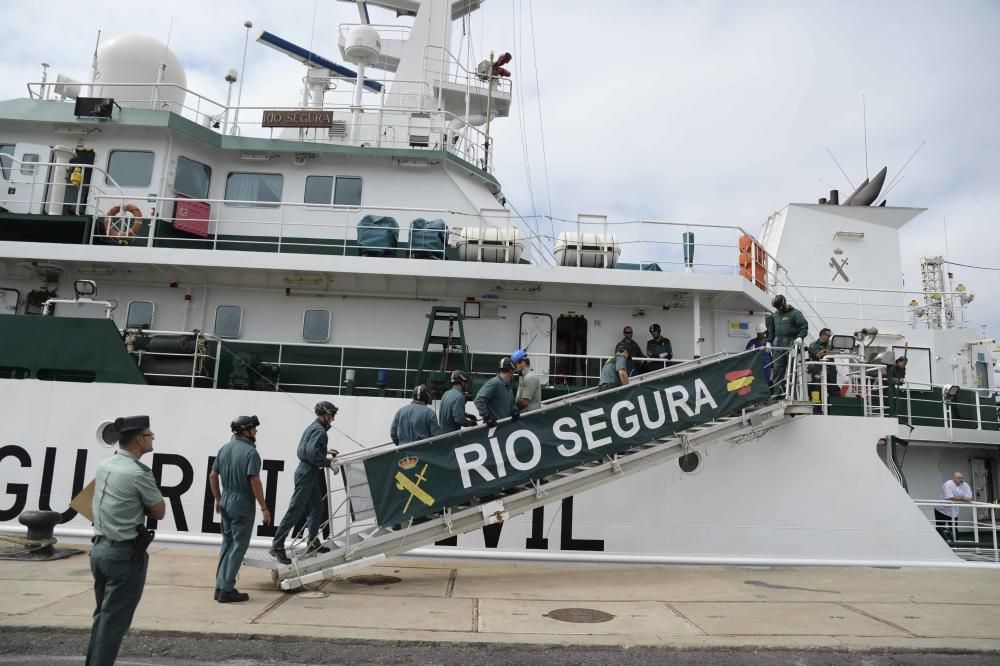 Llegada de la embarcación de la Guardia Civil