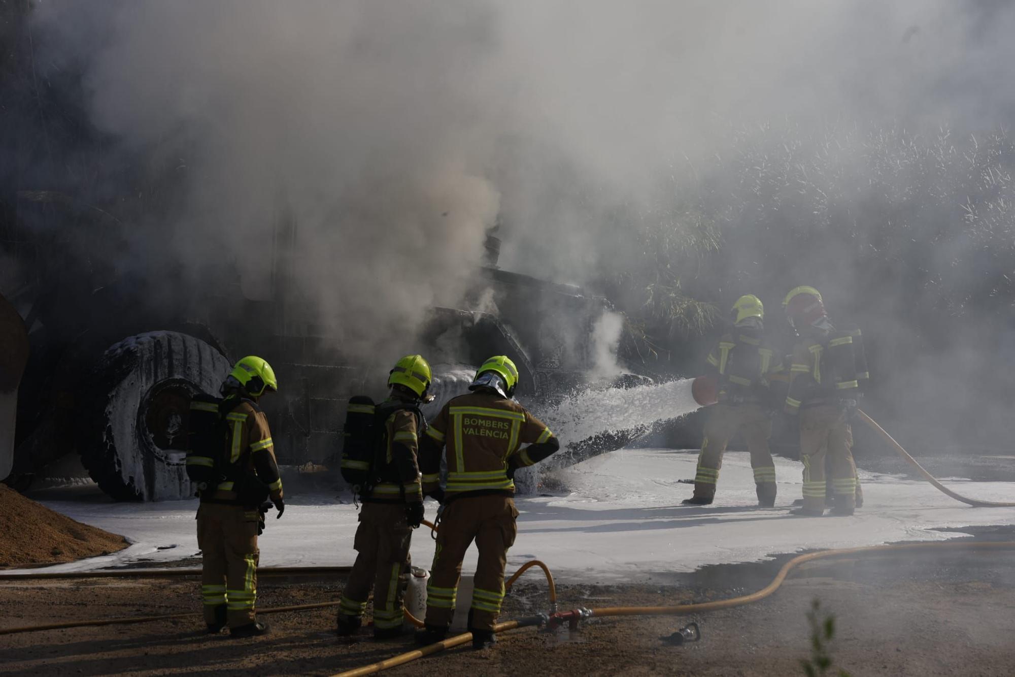 Incendio en Valencia hoy; arde una excavadora en Nazaret
