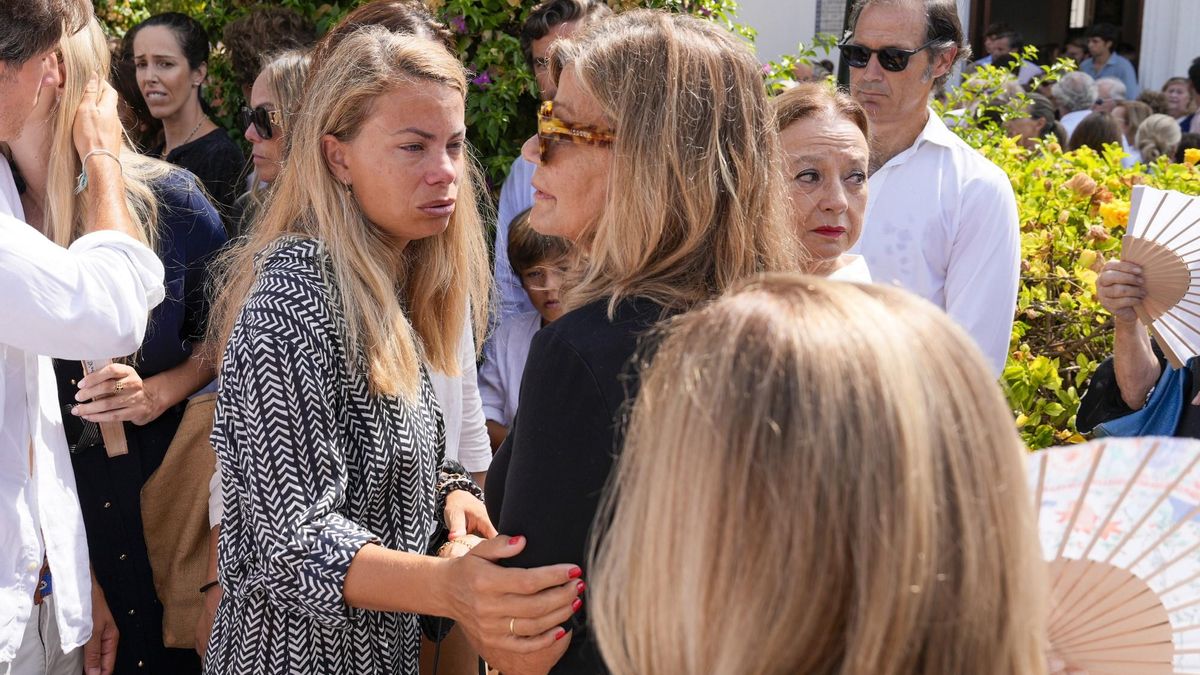 Familiares y amigos dan su último adiós en Marbella a Caritina Goyanes