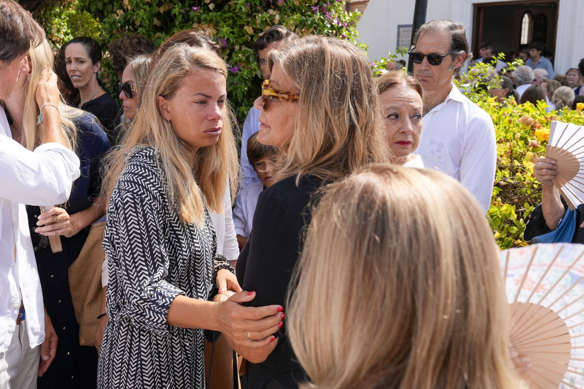 Familiares y amigos dan su último adiós en Marbella a Caritina Goyanes