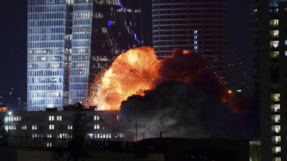 Israel abre otro frente e Irán responde bombardeando Tel Aviv: decenas de heridos tras una lluvia de misiles