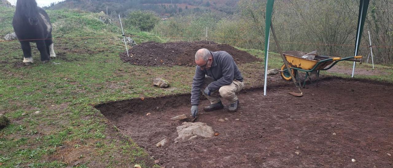 Joaquín Rodríguez, trabajando en la excavación del castro del pico Castiello. | LNE